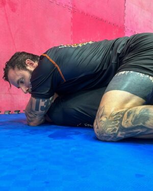Esteban Martínez Instagram - Como la vida misma, un eterno aprendizaje. Siempre agradecido con todas las personas que he conocido gracias al deporte. Si andan por Mérida no sean tímidos y cáiganle a entrenar, un saludo 🫡

@dominio_combatclub