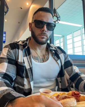 Esteban Martínez Instagram - Quieres ser feliz ? Es relativamente fácil: deja de querer las nubes y saborea lo cotidiano, lo que tenga que ser será 😎👍🏻