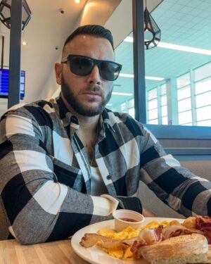 Esteban Martínez Instagram - Quieres ser feliz ? Es relativamente fácil: deja de querer las nubes y saborea lo cotidiano, lo que tenga que ser será 😎👍🏻