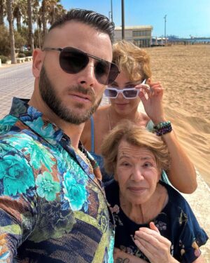 Esteban Martínez Instagram - Día de playa con la Mamá 👩🏼 y con la Yaya 👵🏻 amor del bueno 🫶🏻 @sonianavarrosoriano