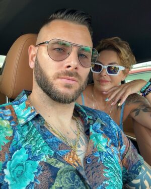 Esteban Martínez Instagram - Día de playa con la Mamá 👩🏼 y con la Yaya 👵🏻 amor del bueno 🫶🏻 @sonianavarrosoriano