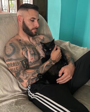 Esteban Martínez Instagram - Si pasas tiempo con los animales, corres el riesgo de convertirte en una mejor persona 🐈‍⬛😼

-Oscar Wilde