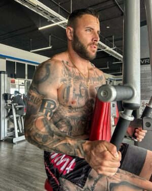 Esteban Martínez Instagram - El día que deje de ir al gym, preocuparos por mí 🔨 @hbgymmx