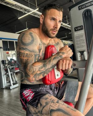 Esteban Martínez Instagram - El día que deje de ir al gym, preocuparos por mí 🔨 @hbgymmx