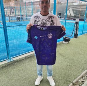 Esteban Paredes Instagram - Todos con José Alonso 💜 Este sábado 10 de febrero a las 19:30 horas se realizará el Bingo solidario para este pequeño que padece Atrofia Muscular Espinal. Para ir en ayuda Esteban Paredes dispuso de una camiseta de San Antonio Unido firmada por él y las figuras lilas y también una de Colo-Colo con la firma del Tanque. 

Está y otras sorpresas estarán a disposición de quienes asistan a este evento solidario que se desarrollará en el Estadio de Huracán de Llolleo.

@juntosxjosealonso
#JuntosXJoseAlonso