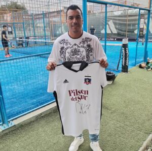 Esteban Paredes Instagram - Todos con José Alonso 💜 Este sábado 10 de febrero a las 19:30 horas se realizará el Bingo solidario para este pequeño que padece Atrofia Muscular Espinal. Para ir en ayuda Esteban Paredes dispuso de una camiseta de San Antonio Unido firmada por él y las figuras lilas y también una de Colo-Colo con la firma del Tanque. 

Está y otras sorpresas estarán a disposición de quienes asistan a este evento solidario que se desarrollará en el Estadio de Huracán de Llolleo.

@juntosxjosealonso
#JuntosXJoseAlonso