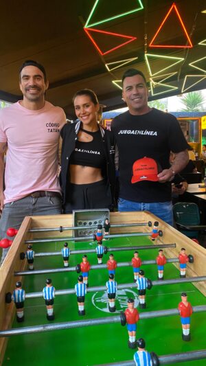 Esteban Paredes Instagram - ⚽️👍Jugando Taca Taca en la previa del partido Ecuador 🇪🇨 Vs Chile 🇨🇱 junto a mis amigos de @juegaenlineachile @carlynromro @tatanramirezcalderon ⚽️ Pueden apostar en vivo en JUEGAENLINEA.NET 👍 @distrito04.cl #futbol #deporte #tacataca #apuestasdeportivas