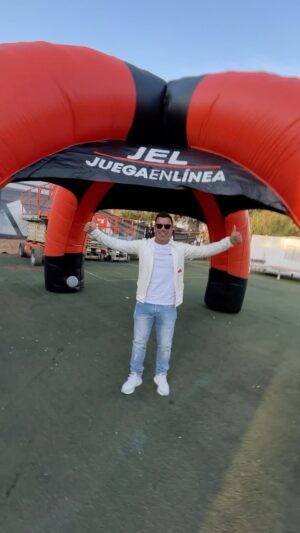 Esteban Paredes Instagram - En 𝙅𝙐𝙀𝙂𝘼𝙀𝙉𝙇𝙄𝙉𝙀𝘼 trabajamos en equipo y esta vez nos tocó armar el inflable con el capitán @e.paredes7 Te gustaría estar en alguna de nuestras activaciones con el capi? 📲 Comenta aquí