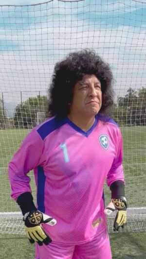 Esteban Paredes Instagram - FELIZ DIA DEL ARQUERO 2024 ⚽️🥅 LES DESEA @jcrodriguezoriginal y @e.paredes7 

✅ Etiqueta a tu amigo que siempre queda en el arco 
📲 Entra a juegaenlinea.net y juégatela en los partidos de hoy !!!

#diadelarquero #juegaenlinea #chile #jcqueledicen #estebanparedes #TeamJEL