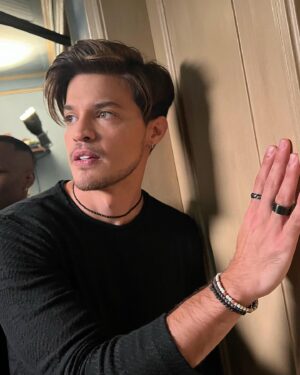 Esteban Velásquez Instagram - Muita vontade de ver o Nico de #umagarotacomum por @disneyplusbr 🙌🏻✨ e vocês? 😁