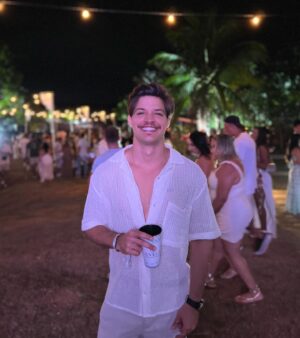 Esteban Velásquez Instagram - Depois de alguns dias: Feliz Ano Novo ✨
Com todo meu coração o melhor pra todos vocês ❤️
2024 vai ser incrível 🙌🏻
Que Dios me los bendiga!