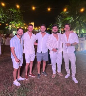 Esteban Velásquez Instagram - Depois de alguns dias: Feliz Ano Novo ✨
Com todo meu coração o melhor pra todos vocês ❤️
2024 vai ser incrível 🙌🏻
Que Dios me los bendiga!