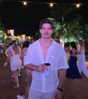 Esteban Velásquez Instagram - Depois de alguns dias: Feliz Ano Novo ✨
Com todo meu coração o melhor pra todos vocês ❤️
2024 vai ser incrível 🙌🏻
Que Dios me los bendiga!