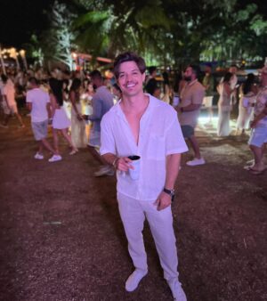 Esteban Velásquez Instagram - Depois de alguns dias: Feliz Ano Novo ✨
Com todo meu coração o melhor pra todos vocês ❤️
2024 vai ser incrível 🙌🏻
Que Dios me los bendiga!