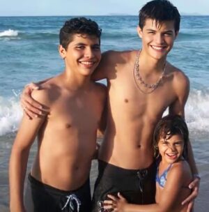 Esteban Velásquez Instagram - 2009 - 14, 19 y 6 años 
Los extraño ✨