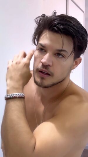 Esteban Velásquez Instagram - Nova barba? Não, tirei pra lavar 🇧🇷😎