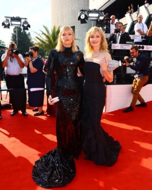 Ester Geislerová Instagram - Red carpet…🎖️🫀❤️ Speciální disciplína! Its little bit funny…..)) @geislerka 🫀 Sisters are for ever….🫀💠
Děkuju @miraromaniv, že můžu být taková edgy, jak se cítím… někde na pomezí…)
Black mořská panna, Zloba v brnění a s kovovými prvky…)
Děkuji @anamecz za veškeré zkoušky a péči a že za mnou dorazili na instalace do @kunsthallepraha, když jsem potřebovala být tam! Díky @haladajewellery za popelkovský pocit, prstýnka a naušnice, jako doplňky, just for one day… we can be Halada..)
Barva @k_dolezalovahair za ochlazení a přizpůsobení se modelu..)
Hair styling @mirka_mysicka punk&wet&edgy&whynot?
Make up @hristinageorgievska @armanibeauty 
Míň je víc! 🤍👏🏻 & @elleczech za zázemí…)
Děkuju @kviff za pozvání.❤️ #kviff #kviff2024  #ellebeautylounge2024 #🫀💥🎖️