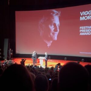 Ester Geislerová Instagram - Zahájení 58. @kviff 🖤
Geoffrey Rush je porotě a je strašně milej! (miluji ho ve filmu Nejvyšší nabídka -2013) 
My dvě a fotky pro mámu….) 
Vigo a pak momentka s @sollymcleod, který je přínosem jeho filmu #thedeaddonthurtfilm 
A letošní malý výsek z programu a nová znělka s @beniciodeltoro.official od @ivanzacharias 🖤🎞️📽️🎥
A letošní sekce KAFKA: Unikátní retrospektiva připomene dílo Franze Kafky ve filmu…
Vypadá to na skvělý ročník! #kviff #🎞️📽️

Dekuju. @miraromaniv @elleczech @anamecz @hristinageorgievska @mirka_mysicka @haladajewellery 💥