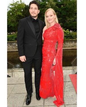 Ester Geislerová Instagram - Bylo mi ctí, zúčastnit se Campari večera na @kviff 
@campariofficial je moje nejoblíbenější pití, hlavně u moře a hodně ledu..) A @campariofficial má dojemnou historii.
🐞 ❤️🫀🎖️💥🧡 
Děkuju @miroslaveomaniv, za návr těchto smyslných rudých šatů v @anamecz, kteří s velikou pečlivostí šaty ušily, dekuju! 
Dekuju @hristinageorgievska za jemný make up @armanibeauty a @mirka_mysicka za tyhle cool sharp vlasy! Vše vyhotoveno v EBL @elleczech a za půjčení sperky @27jewelry 
A @this.is.zea , že jsme si tuhle jízdu mohly spolu užít! A @martin.h.krupa za jeho podporu a lásku a doprovod…)

@warehouse1cz @campariofficial 
#spoluprace #pijsrozumem #18 
#Campari #CampariKVIFF
#CampariLoungeKviff #Kviff
#KviffTv #RedPassion #Kviff58