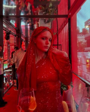 Ester Geislerová Instagram - Bylo mi ctí, zúčastnit se Campari večera na @kviff 
@campariofficial je moje nejoblíbenější pití, hlavně u moře a hodně ledu..) A @campariofficial má dojemnou historii.
🐞 ❤️🫀🎖️💥🧡 
Děkuju @miroslaveomaniv, za návr těchto smyslných rudých šatů v @anamecz, kteří s velikou pečlivostí šaty ušily, dekuju! 
Dekuju @hristinageorgievska za jemný make up @armanibeauty a @mirka_mysicka za tyhle cool sharp vlasy! Vše vyhotoveno v EBL @elleczech a za půjčení sperky @27jewelry 
A @this.is.zea , že jsme si tuhle jízdu mohly spolu užít! A @martin.h.krupa za jeho podporu a lásku a doprovod…)

@warehouse1cz @campariofficial 
#spoluprace #pijsrozumem #18 
#Campari #CampariKVIFF
#CampariLoungeKviff #Kviff
#KviffTv #RedPassion #Kviff58
