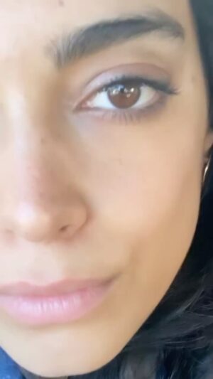 Ester Pantano Instagram - È che poi, ad un certo punto, ti viene voglia di fare pace con il mondo.

Perché ci sono troppe  cose inutili e talmente tante utili e l’utilità delle cose inutili è qualcosa al quale rinunciamo troppo spesso.

Un bacio anche se si vive nella stessa casa e ci si vede sempre, il messaggio la sera prima della prima, anche se quella persona è grande, non ha bisogno di te, di portare sempre delle candeline con te, per festeggiare momenti a caso, di continuare a  scrivere lettere a penna, colorare e spendere il proprio tempo, metterci dentro tanto, gli sguardi che incoraggiano, anche saperlo sospendere, il tempo, di riparare cose da buttare, di esercitarsi a capire cosa non funziona, saper conservare un ricordo.
Quelle cose che non cambieranno il corso degli eventi ma il tuo stare negli eventi e quello degli altri, che cambieranno il tuo mondo nelle cose che accadono, con o senza il tuo consenso.
La cura dell’ emotività, del non ripetersi in certe azioni sapendo che disunirai il sorriso dal volto di chi condivide la vita con te, nel quotidiano o sporadicamente.
Le cose inutili sono quelle che ci strutturano l’anima.
I gesti inutili sono quelli che ci rendono vivi, umani.
Verbalizzare un mi manchi, senza volerlo sentir dire a noi, aiutare sconosciuti che non sai se rincontrerai, fare parlare il corpo, farlo sorridere, farlo comunicare senza addomesticarlo secondo i canoni, le armature del tessuto sociale.
Svestiamoci, disarmiamo il cuore.
Vivremmo in una società felice!
Dovremmo vivere in una società felice!
Meritiamo una società felice!
Se ricordassimo l’obbligo senza farne l’inno della nostra vita, garantiremmo alla felicità il diritto alla felicità.
Vedere le persone, esercitare il diritto al tempo “ inutile” è la più grande trasmissione di benessere e longevità psichica, esercitare azioni che non abbiano scopo fruttifero, se non quello di farci vivere il tempo, senza il riscatto che ci chiede il futuro. 

L’utilità del tempo non arso, non consumato, bruciato dal movimento estatico, invece movimento di preghiera del sangue, di giri di pensiero che ti muovono e connettono con chi vuoi qui, con chi vive da altre parti, altri mondi, su altre stelle, […] continua⬇️