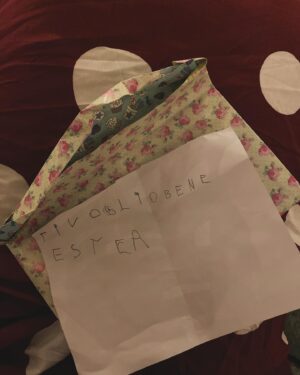 Ester Pantano Instagram - Siamo arrivati a Makari 3.
Il 18 Febbraio andrà in onda la prima puntata su Rai1
sono cambiate così tante cose, c’è una gioia immensa nel ricordare cosa si è stati, cosa si è e verso cosa si va.

Oggi ho messo due firme, due progetti nuovi.
Ringrazio ogni reparto, ogni giorno che mi fa stare qui e la mia possibilità di scegliere.

Trapani sei una seconda casa.
Grazie a tutti i sorrisi sinceri di quei quattro mesi di set, grazie a tutti i compagni di squadra, fuori e dentro al set.
Grazie Alessia🧞‍♀️
Grazie Zighi✨

Grazie per tutti i messaggi belli che state mandando, per gli apprezzamenti, ricordiamoci che c’è una guerra in corso, che nessuno la merita, che bisogna cessare il fuoco.

🫀