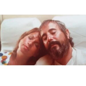 Ester Pantano Instagram - Se fosse vero davvero, 
se bastasse solo questo
ad onorare il vero 
se fosse vero davvero 
se bastasse solo questo davvero
solo questo ventitré 
ad onorare il vero
ogni anno a ricordare e guarire
ad insegnarci a saper guardare
e riconoscere cosa e dove,
la ragione che muove e smuove 
e saper lottare 
fino anche a morire,
se si potesse davvero raccontare 
cosa è coraggio e paura insieme 
tutto quello che è 
Stato ed è l’Amore 
di sapersi occupare 
della propria terra 
farne propria ragione,
se fossimo Capaci davvero 
Capaci di amare
Capaci di giustizia 
Capaci di memorie 
che diventano Azione
e non immobile commemorazione.

Si fussimo Capaci vero,
s’ammazzassi pure a disperazione
Fussi bellu macari u duluri 
Fussi na guerra per amuri
Fussi Paci senza duluri
si fussi vero davvero
astura a mafia 
fussi sulu n'invenziuni.

Ester Pantano

Palermo
23.maggio.24

#stragedicapaci #23maggio1992 #23maggio #giovannifalcone #francescamorvillo #palermo #memoria