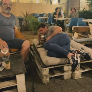 Ester Pantano Instagram - Siamo arrivati a Makari 3.
Il 18 Febbraio andrà in onda la prima puntata su Rai1
sono cambiate così tante cose, c’è una gioia immensa nel ricordare cosa si è stati, cosa si è e verso cosa si va.

Oggi ho messo due firme, due progetti nuovi.
Ringrazio ogni reparto, ogni giorno che mi fa stare qui e la mia possibilità di scegliere.

Trapani sei una seconda casa.
Grazie a tutti i sorrisi sinceri di quei quattro mesi di set, grazie a tutti i compagni di squadra, fuori e dentro al set.
Grazie Alessia🧞‍♀️
Grazie Zighi✨

Grazie per tutti i messaggi belli che state mandando, per gli apprezzamenti, ricordiamoci che c’è una guerra in corso, che nessuno la merita, che bisogna cessare il fuoco.

🫀