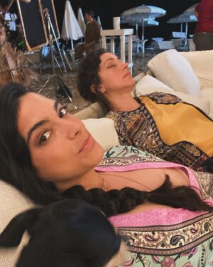 Ester Pantano Instagram - Siamo arrivati a Makari 3.
Il 18 Febbraio andrà in onda la prima puntata su Rai1
sono cambiate così tante cose, c’è una gioia immensa nel ricordare cosa si è stati, cosa si è e verso cosa si va.

Oggi ho messo due firme, due progetti nuovi.
Ringrazio ogni reparto, ogni giorno che mi fa stare qui e la mia possibilità di scegliere.

Trapani sei una seconda casa.
Grazie a tutti i sorrisi sinceri di quei quattro mesi di set, grazie a tutti i compagni di squadra, fuori e dentro al set.
Grazie Alessia🧞‍♀️
Grazie Zighi✨

Grazie per tutti i messaggi belli che state mandando, per gli apprezzamenti, ricordiamoci che c’è una guerra in corso, che nessuno la merita, che bisogna cessare il fuoco.

🫀