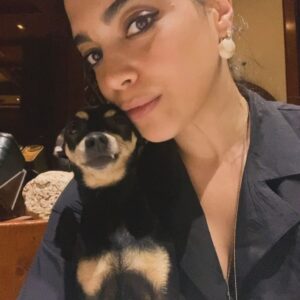 Ester Pantano Instagram - Siamo arrivati a Makari 3.
Il 18 Febbraio andrà in onda la prima puntata su Rai1
sono cambiate così tante cose, c’è una gioia immensa nel ricordare cosa si è stati, cosa si è e verso cosa si va.

Oggi ho messo due firme, due progetti nuovi.
Ringrazio ogni reparto, ogni giorno che mi fa stare qui e la mia possibilità di scegliere.

Trapani sei una seconda casa.
Grazie a tutti i sorrisi sinceri di quei quattro mesi di set, grazie a tutti i compagni di squadra, fuori e dentro al set.
Grazie Alessia🧞‍♀️
Grazie Zighi✨

Grazie per tutti i messaggi belli che state mandando, per gli apprezzamenti, ricordiamoci che c’è una guerra in corso, che nessuno la merita, che bisogna cessare il fuoco.

🫀