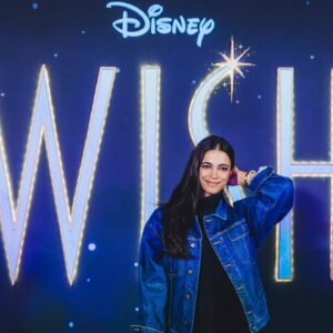 Ester Pantano Instagram - WISH, ennesimo capolavoro @disney , canzoni e citazioni in ogni frame, per chi ama Disney come me sarà un viaggio nei ricordi con doppiatori magnifici, @gaiaofficial che ha una voce meravigliosa e @michele_riondino che ha fatto un lavoro incredibile nei panni del cattivo Re Magnifico e @amadeusonoio che presta la voce al comico Valentino.

Sono felice di essere entrata a far parte di questa famiglia,
con i Leoni, parte di questo sogno grande. Di questo desiderio esaudito.
La cosa che chiedo più spesso è: “ cosa desideri? Quale é il tuo sogno?” E soprattuto trovo ogni scusa per esprimere e far esprimere i desideri, agli amici, ai passanti, quando l’orologio segna un orario come le 11:11, quando c’è una targa con 3 numeri uguali, quando cade un ciglio, quando spengo una candela, quando si fulmina una lampadina, i desideri sono il metro della vita, desiderare ci permette di superare anche i dolori grandi, di non fossilizzarci, è un grande balsamo per il cuore e l’anima. Poi i veri desideri ci dicono di tenerli per noi, per scaramanzia, io invece credo che più i sogni siano messi nel mondo, urlati, più sia facile realizzarli e trovare anime meravigliose pronte a coadiuvare la costruzione del sogno.
Nessuna scaramanzia perciò, poiché credo fermamente che ciò che è destinato a te non potrà togliertelo nessuno.

Domani 21 Dicembre esce WISH nelle sale, io auguro a tutti desideri immensi, perché è proprio nel desiderare che si accende il motore della vita. E auguro alle sale di riempirsi, perciò andate ⭐️

Possiamo aiutare tutti i sogni degli altri, possiamo avvicinarci e sentire una grande comunione di intenti.
I wish you the best WISH! 

⭐️✨

#wish #disney