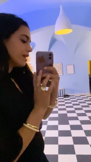 Ester Pantano Instagram - Ya no estás más a mi lado, corazón
En el alma solo tengo soledad
Y si ya no puedo verte
¿Por qué Dios me hizo quererte?
Para hacerme sufrir más
Siempre fuiste la razón de mi existir
Adorarte para mí fue religión
En tus besos yo encontraba
El calor que me brindaba el amor y la pasión
Es la historia de un amor
Como no hay otra igual
Que me hizo comprender
Todo el bien, todo el mal
Que le dio luz a mi vida
Apagándola después
Ay, qué noche tan obscura
Sin tu amor no viviré

🫀

 #cantar
 #cesariaevora
 #historiadeunamor 
 #esterpantano