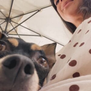 Ester Pantano Instagram - Siamo arrivati a Makari 3.
Il 18 Febbraio andrà in onda la prima puntata su Rai1
sono cambiate così tante cose, c’è una gioia immensa nel ricordare cosa si è stati, cosa si è e verso cosa si va.

Oggi ho messo due firme, due progetti nuovi.
Ringrazio ogni reparto, ogni giorno che mi fa stare qui e la mia possibilità di scegliere.

Trapani sei una seconda casa.
Grazie a tutti i sorrisi sinceri di quei quattro mesi di set, grazie a tutti i compagni di squadra, fuori e dentro al set.
Grazie Alessia🧞‍♀️
Grazie Zighi✨

Grazie per tutti i messaggi belli che state mandando, per gli apprezzamenti, ricordiamoci che c’è una guerra in corso, che nessuno la merita, che bisogna cessare il fuoco.

🫀