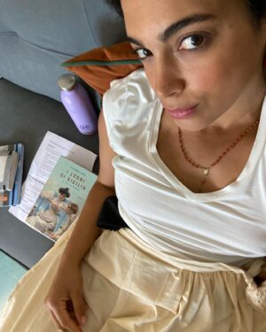 Ester Pantano Instagram - Se si potesse ogni giorno sapere che aspetto avrà l’alba del giorno dopo
non sarebbe degno di essere un nuovo giorno, se si potesse di un incontro sapere se si riavvererà in altre ore di altri giorni allora avremmo in mano tutto il destino 
che mai sarà il nostro.

A tutte le incognite,
al lavoro immenso che c’è 
dietro ogni secondo 
ed ogni inquadratura 
a tutte le persone che amano 
e che sanno condividere.
Non dimenticherò mai 
tutti i luoghi e come mi sono sentita,
le giornate intere sui libri, il mio ricercare verità, le persone che sono diventate famiglia, la Mia famiglia scenica che diventa Famiglia.

Nodi indissolubili.
Grazie Leoni, 
che non potevamo che essere di Sicilia.
( grande amore per i Bagnaroti)
✨✨✨❤️‍🔥

@disneyplusit 
@lotus_production 
@compagnialeone 
@leonefilmgroup

#ileonidisicilia #disneyplus #esterpantano #giuseppinasaffiotiflorio
