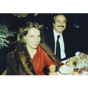 Ester Pantano Instagram - Se fosse vero davvero, 
se bastasse solo questo
ad onorare il vero 
se fosse vero davvero 
se bastasse solo questo davvero
solo questo ventitré 
ad onorare il vero
ogni anno a ricordare e guarire
ad insegnarci a saper guardare
e riconoscere cosa e dove,
la ragione che muove e smuove 
e saper lottare 
fino anche a morire,
se si potesse davvero raccontare 
cosa è coraggio e paura insieme 
tutto quello che è 
Stato ed è l’Amore 
di sapersi occupare 
della propria terra 
farne propria ragione,
se fossimo Capaci davvero 
Capaci di amare
Capaci di giustizia 
Capaci di memorie 
che diventano Azione
e non immobile commemorazione.

Si fussimo Capaci vero,
s’ammazzassi pure a disperazione
Fussi bellu macari u duluri 
Fussi na guerra per amuri
Fussi Paci senza duluri
si fussi vero davvero
astura a mafia 
fussi sulu n'invenziuni.

Ester Pantano

Palermo
23.maggio.24

#stragedicapaci #23maggio1992 #23maggio #giovannifalcone #francescamorvillo #palermo #memoria