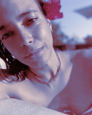 Ester Pantano Instagram - La musica intonata che produciamo e non vendiamo, le risposte che troviamo dentro di noi e non quelle convenzionali, la risata vera che non asseconda un volere imposto, la bellezza che é nostra e abbiamo il compito di custodire in quanto unica e non copia, la forza di imporre il rispetto e la volontà di essere, anche quando sembra che tutti vogliano spiegarci che “sarebbe più giusto fare così”  e come dovremmo svolgere il nostro compito di essere donne in questo mondo e sul micromondo che é il set. Libera espressione rispettando noi e gli altri. Libera volontà di amarci e non subire l’Ideale.

Ester

14.febbraio.2019.

Foto e Bouganvillea
Settembre.23