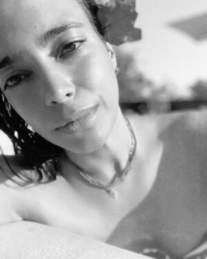 Ester Pantano Instagram - La musica intonata che produciamo e non vendiamo, le risposte che troviamo dentro di noi e non quelle convenzionali, la risata vera che non asseconda un volere imposto, la bellezza che é nostra e abbiamo il compito di custodire in quanto unica e non copia, la forza di imporre il rispetto e la volontà di essere, anche quando sembra che tutti vogliano spiegarci che “sarebbe più giusto fare così”  e come dovremmo svolgere il nostro compito di essere donne in questo mondo e sul micromondo che é il set. Libera espressione rispettando noi e gli altri. Libera volontà di amarci e non subire l’Ideale.

Ester

14.febbraio.2019.

Foto e Bouganvillea
Settembre.23