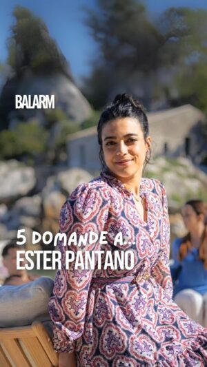 Ester Pantano Instagram - 🎥 Dal suo luogo del cuore al piatto siciliano preferito, l’attrice catanese @ester_pantano (Suleima di Màkari) ci racconta di sé in una video intervista esclusiva! 

Non perdete questo affascinante reel in cui Ester ci porta nel suo mondo e ci racconta cosa la rende davvero felice. 😊👆

#esterpantano #makari #serietv #rai #balarm #sicilia #palermo #trapani #catania