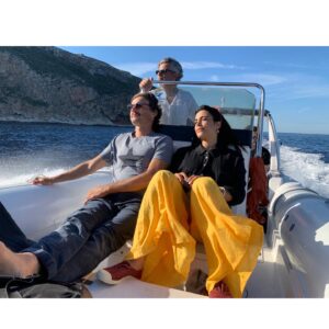 Ester Pantano Instagram - Mai si è amato tanto.
Parola di vita.
Mai si è così coesi raggiunto un luogo e vissuto, 
mai lo si è davvero abbandonato.
Abitare è saper farsi abitare.
Che cosa sei stata Giuseppina, quanto di te non mi lascerà mai, siamo intessute l’una nella trama dell’altra.
Che belle giornate, a cavallo fra i secoli, stanchi mai di amare, stanchi mai di sentire, senza giudicare che fosse bella o brutta questa emozione, purché vivi.

E vivi siamo rimasti, rimasti tali, pur nella morte.

Grazie Florio, grazie @stefania_auci per averci fatto rivivere tutti ❤️‍🔥✨

Ester

@paologenoves 
@disneyplusit 
@compagnialeone 
@leonefilmgroup 
@lotus_production 

@alessiafanzon 
@stefano_chiappi_management 

#ileonidisicilialasagadeiflorio 
#giuseppinaflorio #ileonidisicilia #stefaniaauci #esterpantano #disneyplus