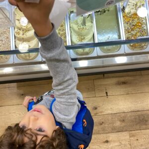 Ester Pantano Instagram - Mai si è amato tanto.
Parola di vita.
Mai si è così coesi raggiunto un luogo e vissuto, 
mai lo si è davvero abbandonato.
Abitare è saper farsi abitare.
Che cosa sei stata Giuseppina, quanto di te non mi lascerà mai, siamo intessute l’una nella trama dell’altra.
Che belle giornate, a cavallo fra i secoli, stanchi mai di amare, stanchi mai di sentire, senza giudicare che fosse bella o brutta questa emozione, purché vivi.

E vivi siamo rimasti, rimasti tali, pur nella morte.

Grazie Florio, grazie @stefania_auci per averci fatto rivivere tutti ❤️‍🔥✨

Ester

@paologenoves 
@disneyplusit 
@compagnialeone 
@leonefilmgroup 
@lotus_production 

@alessiafanzon 
@stefano_chiappi_management 

#ileonidisicilialasagadeiflorio 
#giuseppinaflorio #ileonidisicilia #stefaniaauci #esterpantano #disneyplus