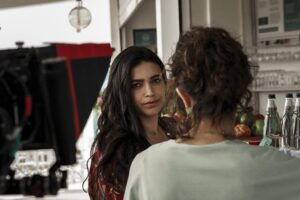 Ester Pantano Instagram - Torniamo domani
su Rai1 alle 21:25 
con Makari 3
con una Squadra meravigliosa.
I Grazie non saranno mai abbastanza, l’amore ed il calore, l’affezione che dimostrate sempre, da anni ormai.
E per tutti i nuovi amanti della Sicilia, 
felice di avervi portati nella nostra Isola, essere taggati nelle vostre foto delle vacanze significa molto, dimostra l’importanza degli investimenti per luoghi che meritano di poter vivere di turismo e meritano investimenti per migliorare, in alcuni casi Creare da Zero, trasporti pubblici efficienti, rapidi, in buone condizioni  e permettano anche a chi è residente di poter visitare la propria Sicilia, invece di dover preferire mete più distanti ma raggiungibili in metà del tempo.

Faremo prima a prendere un tè in Inghilterra con un Catania-Londra andata e ritorno in giornata in aereo che visitare Ragusa partendo da Trapani in treno.
 

Non basterà una vita per scoprirla tutta… poi a questa velocità, toccherà chiedere qualche vita in prestito!

Grazie @alessandrofusco1 per aver curato e amato la visione e l’aspetto di questa Suleima e per essere diventato un amico suo e mio.

Grazie ai miei colleghi e compari/mbaruzzi dell’apocalisse: Claudio e @domenico_centaofficial con il quale condividiamo aria, mare e fatiche ma anche gioie immense.

Ester

🫀