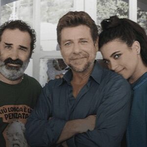 Ester Pantano Instagram - Torniamo domani
su Rai1 alle 21:25 
con Makari 3
con una Squadra meravigliosa.
I Grazie non saranno mai abbastanza, l’amore ed il calore, l’affezione che dimostrate sempre, da anni ormai.
E per tutti i nuovi amanti della Sicilia, 
felice di avervi portati nella nostra Isola, essere taggati nelle vostre foto delle vacanze significa molto, dimostra l’importanza degli investimenti per luoghi che meritano di poter vivere di turismo e meritano investimenti per migliorare, in alcuni casi Creare da Zero, trasporti pubblici efficienti, rapidi, in buone condizioni  e permettano anche a chi è residente di poter visitare la propria Sicilia, invece di dover preferire mete più distanti ma raggiungibili in metà del tempo.

Faremo prima a prendere un tè in Inghilterra con un Catania-Londra andata e ritorno in giornata in aereo che visitare Ragusa partendo da Trapani in treno.
 

Non basterà una vita per scoprirla tutta… poi a questa velocità, toccherà chiedere qualche vita in prestito!

Grazie @alessandrofusco1 per aver curato e amato la visione e l’aspetto di questa Suleima e per essere diventato un amico suo e mio.

Grazie ai miei colleghi e compari/mbaruzzi dell’apocalisse: Claudio e @domenico_centaofficial con il quale condividiamo aria, mare e fatiche ma anche gioie immense.

Ester

🫀