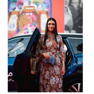 Ester Pantano Instagram - Mai si è amato tanto.
Parola di vita.
Mai si è così coesi raggiunto un luogo e vissuto, 
mai lo si è davvero abbandonato.
Abitare è saper farsi abitare.
Che cosa sei stata Giuseppina, quanto di te non mi lascerà mai, siamo intessute l’una nella trama dell’altra.
Che belle giornate, a cavallo fra i secoli, stanchi mai di amare, stanchi mai di sentire, senza giudicare che fosse bella o brutta questa emozione, purché vivi.

E vivi siamo rimasti, rimasti tali, pur nella morte.

Grazie Florio, grazie @stefania_auci per averci fatto rivivere tutti ❤️‍🔥✨

Ester

@paologenoves 
@disneyplusit 
@compagnialeone 
@leonefilmgroup 
@lotus_production 

@alessiafanzon 
@stefano_chiappi_management 

#ileonidisicilialasagadeiflorio 
#giuseppinaflorio #ileonidisicilia #stefaniaauci #esterpantano #disneyplus