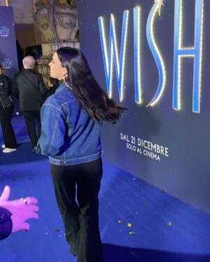 Ester Pantano Instagram - WISH, ennesimo capolavoro @disney , canzoni e citazioni in ogni frame, per chi ama Disney come me sarà un viaggio nei ricordi con doppiatori magnifici, @gaiaofficial che ha una voce meravigliosa e @michele_riondino che ha fatto un lavoro incredibile nei panni del cattivo Re Magnifico e @amadeusonoio che presta la voce al comico Valentino.

Sono felice di essere entrata a far parte di questa famiglia,
con i Leoni, parte di questo sogno grande. Di questo desiderio esaudito.
La cosa che chiedo più spesso è: “ cosa desideri? Quale é il tuo sogno?” E soprattuto trovo ogni scusa per esprimere e far esprimere i desideri, agli amici, ai passanti, quando l’orologio segna un orario come le 11:11, quando c’è una targa con 3 numeri uguali, quando cade un ciglio, quando spengo una candela, quando si fulmina una lampadina, i desideri sono il metro della vita, desiderare ci permette di superare anche i dolori grandi, di non fossilizzarci, è un grande balsamo per il cuore e l’anima. Poi i veri desideri ci dicono di tenerli per noi, per scaramanzia, io invece credo che più i sogni siano messi nel mondo, urlati, più sia facile realizzarli e trovare anime meravigliose pronte a coadiuvare la costruzione del sogno.
Nessuna scaramanzia perciò, poiché credo fermamente che ciò che è destinato a te non potrà togliertelo nessuno.

Domani 21 Dicembre esce WISH nelle sale, io auguro a tutti desideri immensi, perché è proprio nel desiderare che si accende il motore della vita. E auguro alle sale di riempirsi, perciò andate ⭐️

Possiamo aiutare tutti i sogni degli altri, possiamo avvicinarci e sentire una grande comunione di intenti.
I wish you the best WISH! 

⭐️✨

#wish #disney