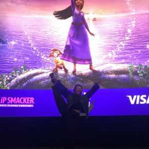 Ester Pantano Instagram - WISH, ennesimo capolavoro @disney , canzoni e citazioni in ogni frame, per chi ama Disney come me sarà un viaggio nei ricordi con doppiatori magnifici, @gaiaofficial che ha una voce meravigliosa e @michele_riondino che ha fatto un lavoro incredibile nei panni del cattivo Re Magnifico e @amadeusonoio che presta la voce al comico Valentino.

Sono felice di essere entrata a far parte di questa famiglia,
con i Leoni, parte di questo sogno grande. Di questo desiderio esaudito.
La cosa che chiedo più spesso è: “ cosa desideri? Quale é il tuo sogno?” E soprattuto trovo ogni scusa per esprimere e far esprimere i desideri, agli amici, ai passanti, quando l’orologio segna un orario come le 11:11, quando c’è una targa con 3 numeri uguali, quando cade un ciglio, quando spengo una candela, quando si fulmina una lampadina, i desideri sono il metro della vita, desiderare ci permette di superare anche i dolori grandi, di non fossilizzarci, è un grande balsamo per il cuore e l’anima. Poi i veri desideri ci dicono di tenerli per noi, per scaramanzia, io invece credo che più i sogni siano messi nel mondo, urlati, più sia facile realizzarli e trovare anime meravigliose pronte a coadiuvare la costruzione del sogno.
Nessuna scaramanzia perciò, poiché credo fermamente che ciò che è destinato a te non potrà togliertelo nessuno.

Domani 21 Dicembre esce WISH nelle sale, io auguro a tutti desideri immensi, perché è proprio nel desiderare che si accende il motore della vita. E auguro alle sale di riempirsi, perciò andate ⭐️

Possiamo aiutare tutti i sogni degli altri, possiamo avvicinarci e sentire una grande comunione di intenti.
I wish you the best WISH! 

⭐️✨

#wish #disney