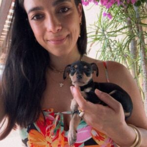 Ester Pantano Instagram - Al potere delle cose presenti, alla presenza delle cose passate che ci hanno portato qui, alla ricchezza degli avvenimenti futuri, alle verità, anche se ci hanno sempre detto essere Una ed una sola, al riconoscersi e riconoscere cosa si merita, all'essere presenti a noi stessi e non condannarci se le cose non dipendono da noi,se altri dicono cosa è per noi, a non combattere a mani vuote offrendo sempre un argomento, al non arrendersi quando si hanno meravigliosi moti e irragionevoli ragioni che ci fanno desiderare di più,al sapersi dare il tempo, per essere felici e per guarire,al saper farla finita con il condannare il passato
e fare tutto quello che amiamo nel presente.
Quello che pensiamo ci sia stato negato, ora possiamo farlo nel presente, al sapersi godere il viaggio, al pellegrinaggio, mio prossimo viaggio, all'esplorazione del mondo che amo, 
a te che sarai sempre qui,al sapere riconoscere i meccanismi
che fanno confondere l'Altro con l'Amore, all'impegno quotidiano, al saper rinunciare alle soddisfazioni immediate
per non rinunciare alla costruzione dei sogni che necessitano di tempo e cura, all'essere in ascolto e comprendere 
che a volte è solo ostinazione e non ha nulla a che fare con la nostra essenza.Al capire come partecipare in questo mondo, 
condividere la propria verità, difendere chi non ha voce 
senza farsi schiacciare dalla bruttura del mondo 
cercando di trovare il modo di non spegnersi e farsi spegnere, a tutte le cause che non ci riguardano  direttamente ma che in realtà riguardano tutti, al senso della comunità,della comunione,della reciprocità, del nido, alla sicurezza, alla tanto sottovalutata Serenità, al riposo,
che ci concede la lucidità,al sapersi destreggiare nelle emotività che la vita ci porta a prescindere dal volere, al non condannarsi se le cose finiscono e si continua ad amare,
al sapere scegliere specchi d'anima, non di vetro e argento,
al circondarsi di anime libere che non conoscono il ricatto emotivo, a sapere scegliere e fare di tutto per mantenere questa immensa Libertà,questoimmenso lavoro che è essere Liberi e amare liberamente,senza contratti,come i fiumi, 
che nel destino sfoceranno sempre nello stesso mare
Ester🌕
