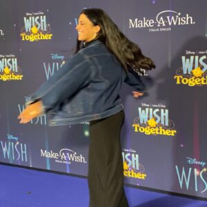 Ester Pantano Instagram - WISH, ennesimo capolavoro @disney , canzoni e citazioni in ogni frame, per chi ama Disney come me sarà un viaggio nei ricordi con doppiatori magnifici, @gaiaofficial che ha una voce meravigliosa e @michele_riondino che ha fatto un lavoro incredibile nei panni del cattivo Re Magnifico e @amadeusonoio che presta la voce al comico Valentino.

Sono felice di essere entrata a far parte di questa famiglia,
con i Leoni, parte di questo sogno grande. Di questo desiderio esaudito.
La cosa che chiedo più spesso è: “ cosa desideri? Quale é il tuo sogno?” E soprattuto trovo ogni scusa per esprimere e far esprimere i desideri, agli amici, ai passanti, quando l’orologio segna un orario come le 11:11, quando c’è una targa con 3 numeri uguali, quando cade un ciglio, quando spengo una candela, quando si fulmina una lampadina, i desideri sono il metro della vita, desiderare ci permette di superare anche i dolori grandi, di non fossilizzarci, è un grande balsamo per il cuore e l’anima. Poi i veri desideri ci dicono di tenerli per noi, per scaramanzia, io invece credo che più i sogni siano messi nel mondo, urlati, più sia facile realizzarli e trovare anime meravigliose pronte a coadiuvare la costruzione del sogno.
Nessuna scaramanzia perciò, poiché credo fermamente che ciò che è destinato a te non potrà togliertelo nessuno.

Domani 21 Dicembre esce WISH nelle sale, io auguro a tutti desideri immensi, perché è proprio nel desiderare che si accende il motore della vita. E auguro alle sale di riempirsi, perciò andate ⭐️

Possiamo aiutare tutti i sogni degli altri, possiamo avvicinarci e sentire una grande comunione di intenti.
I wish you the best WISH! 

⭐️✨

#wish #disney
