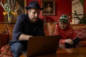 Esther Smith Instagram - Trying series 4!! Yeeeeees!!! 🥳 back on @appletv May 22nd 🫶🏼

Nikki and Jason navigate the world of parenting teenagers…

can’t wait for you all to see it! 

In the meantime catchup on series 1-3 on Apple TV  🥰