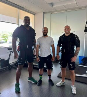 Étienne Boulay Instagram - How it started ➡️ how it’s going! Bookez votre essai gratuit au @soma.fitclub Griffintown. Profitez aussi de la promotion d’ouverture: à l’achat de 4 sessions vous rececez 4 sessions gratuites. Ouverture St-Hilaire et Boucherville dans les prochaines semaines! 💪🏽💪🏽
