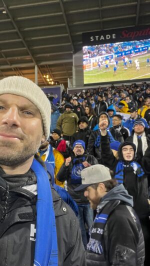 Étienne Boulay Instagram - Faisait pas chaud pis il mouillait, mais on a eu du gros fun en famille au Home Opener du @cfmontreal ! Merci à @1642mtl de l’invitation à sonner la cloche 🔔 ! Deux fois plutôt qu’une avec cette victorie de 2-1 contre Cincinnati. ⚽️⚽️⚽️